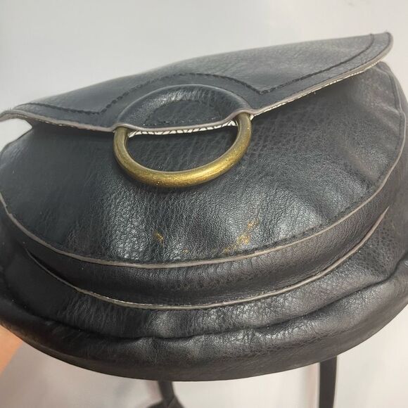 Elegant Black Crossbody Bag - Picture 4 of 10